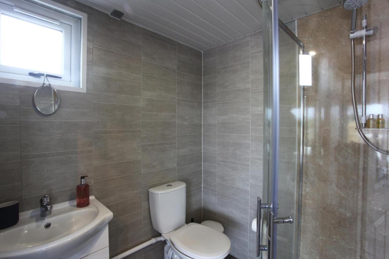 Deerfin Rentals Private Chalet With Hot Tub แบลลีมีนา ภายนอก รูปภาพ